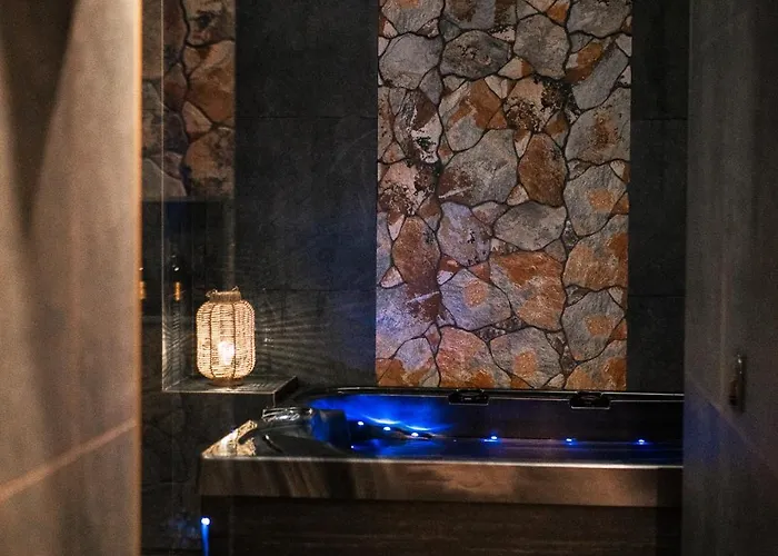 Coco Private And Jacuzzi Center Couette-café 4*